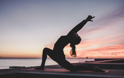 YOGA PENTRU REECHILIBRARE: 5 POSTURI PENTRU TINE